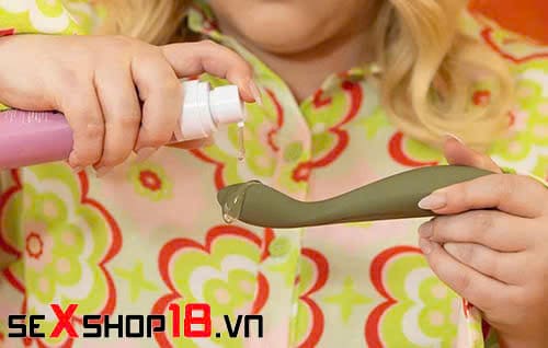 Thủ Dâm Có Tốt Không? Lợi Ích & Rủi Ro Theo Y Khoa 6 dùng sextoy và gel bôi trơn thủ dâm có tốt không