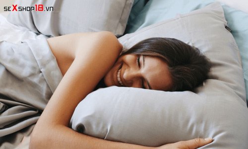 Chồng thích vợ mặc gì khi ngủ? Gợi ý cho bạn là nội y ren bó sát