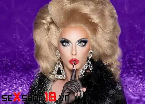 Drag Queen là gì? Khám phá nghệ thuật hóa trang đầy sáng tạo 1 Drag Queen là gì trong nghệ thuật?