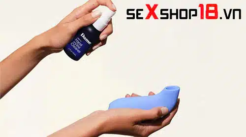 Hướng dẫn vệ sinh trứng rung tình yêu đúng cách và an toàn 5 Vệ sinh trứng rung tình yêu bằng dung dịch rửa sextoy