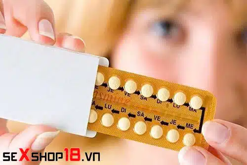 Thuốc tránh thai là gì và Nữ giới 18 tuổi uống thuốc tránh thai có sao không